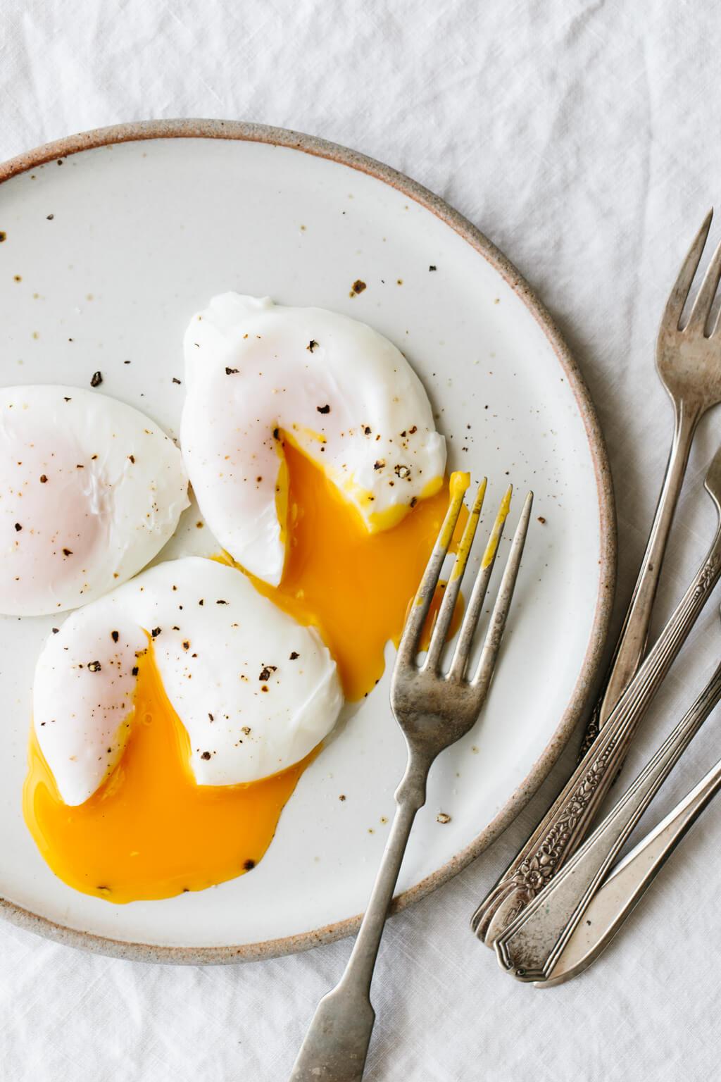 how to poach eggs