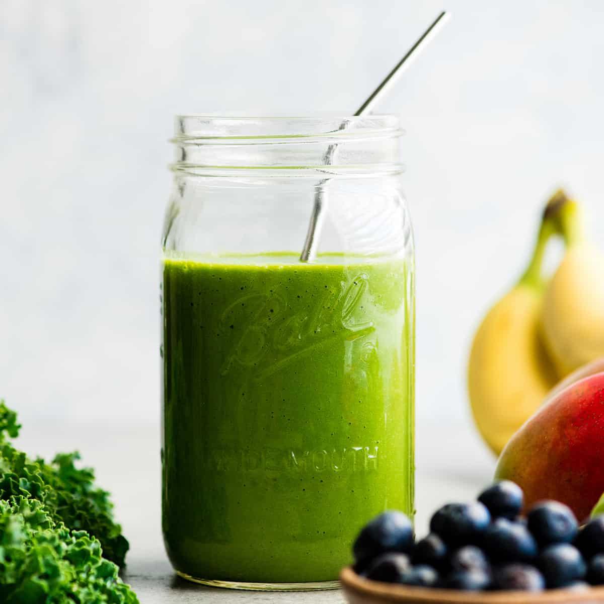 green smoothie in different glasses