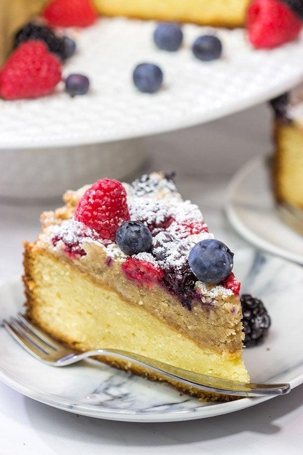 summer berry cake with powdered sugar