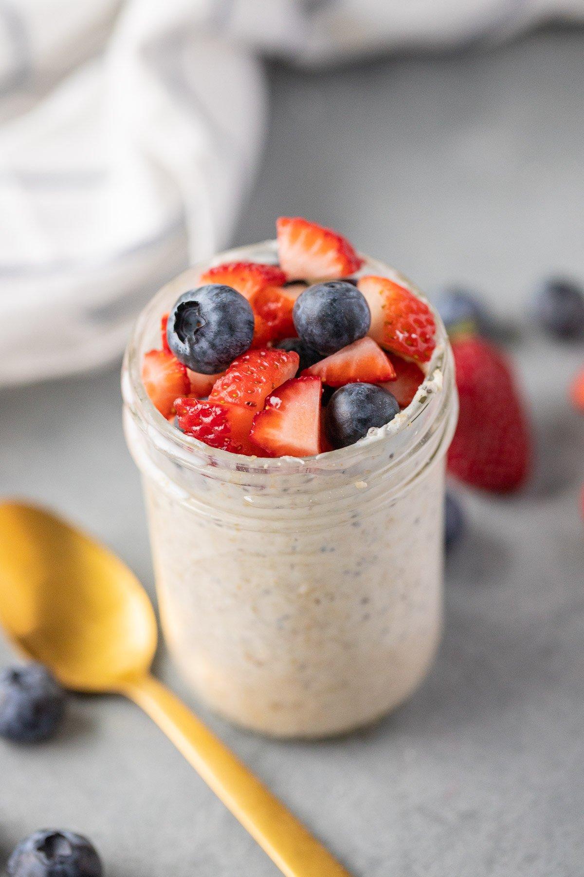 Overnight oats with berries