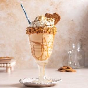 an enticing pizza milkshake with toppings, served in a tall glass