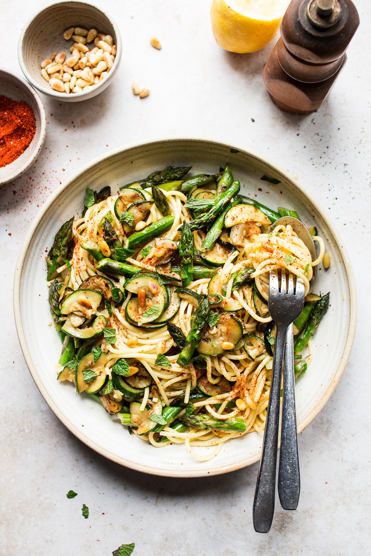 zucchini noodles with alfredo sauce and grilled asparagus