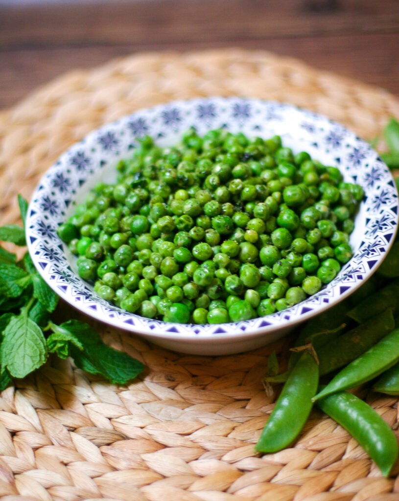 steamed green peas with butter and fresh mint